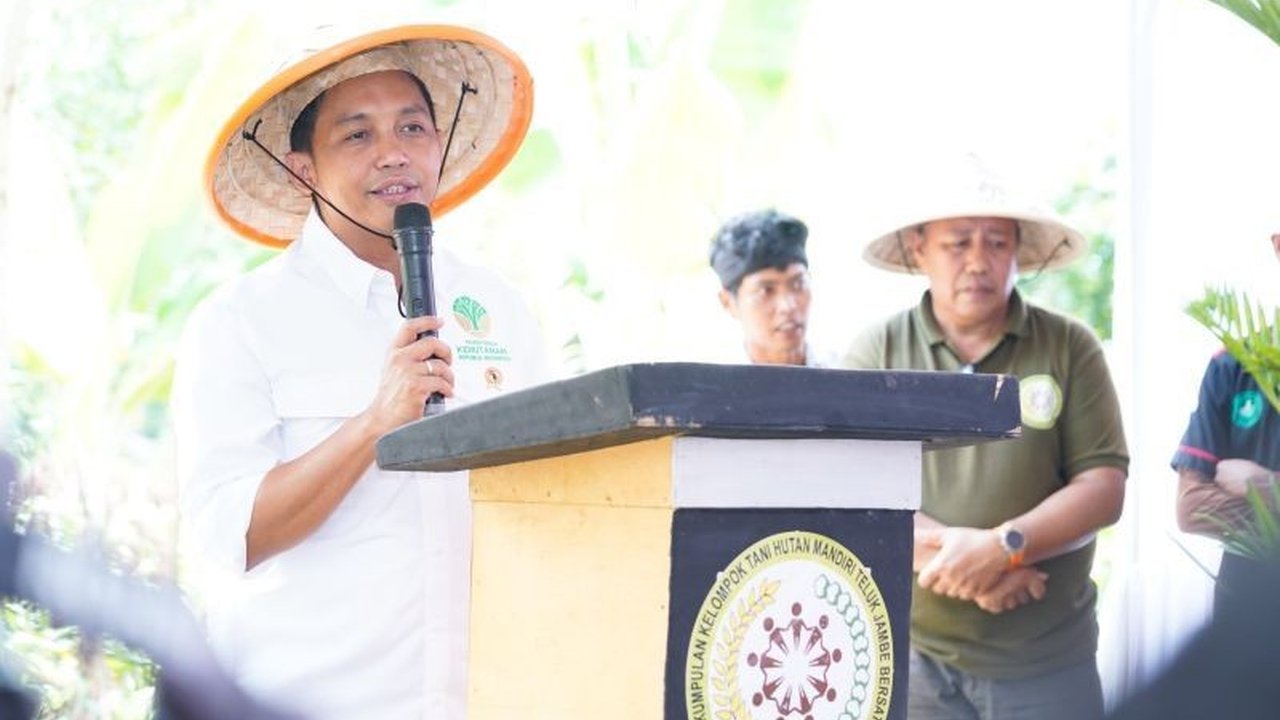 Menteri Kehutanan (Menhut) RI mengumumkan potensi 7 juta hektar lahan baru untuk perhutanan sosial, mendukung program ketahanan pangan nasional dan memberdayakan petani.