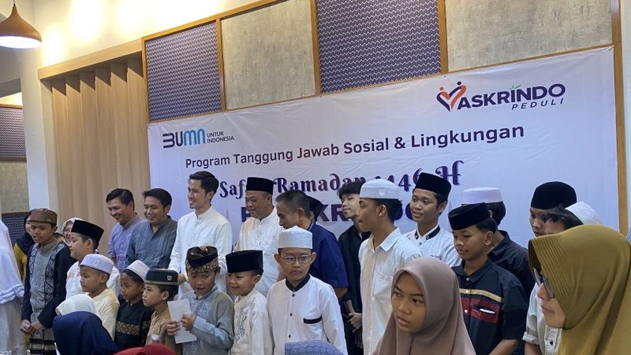 PT Asuransi Kredit Indonesia (Askrindo) berbagi kebahagiaan di bulan Ramadhan dengan menggelar Safari Ramadhan di Surabaya, menyalurkan santunan kepada 54 anak yatim dan dhuafa.