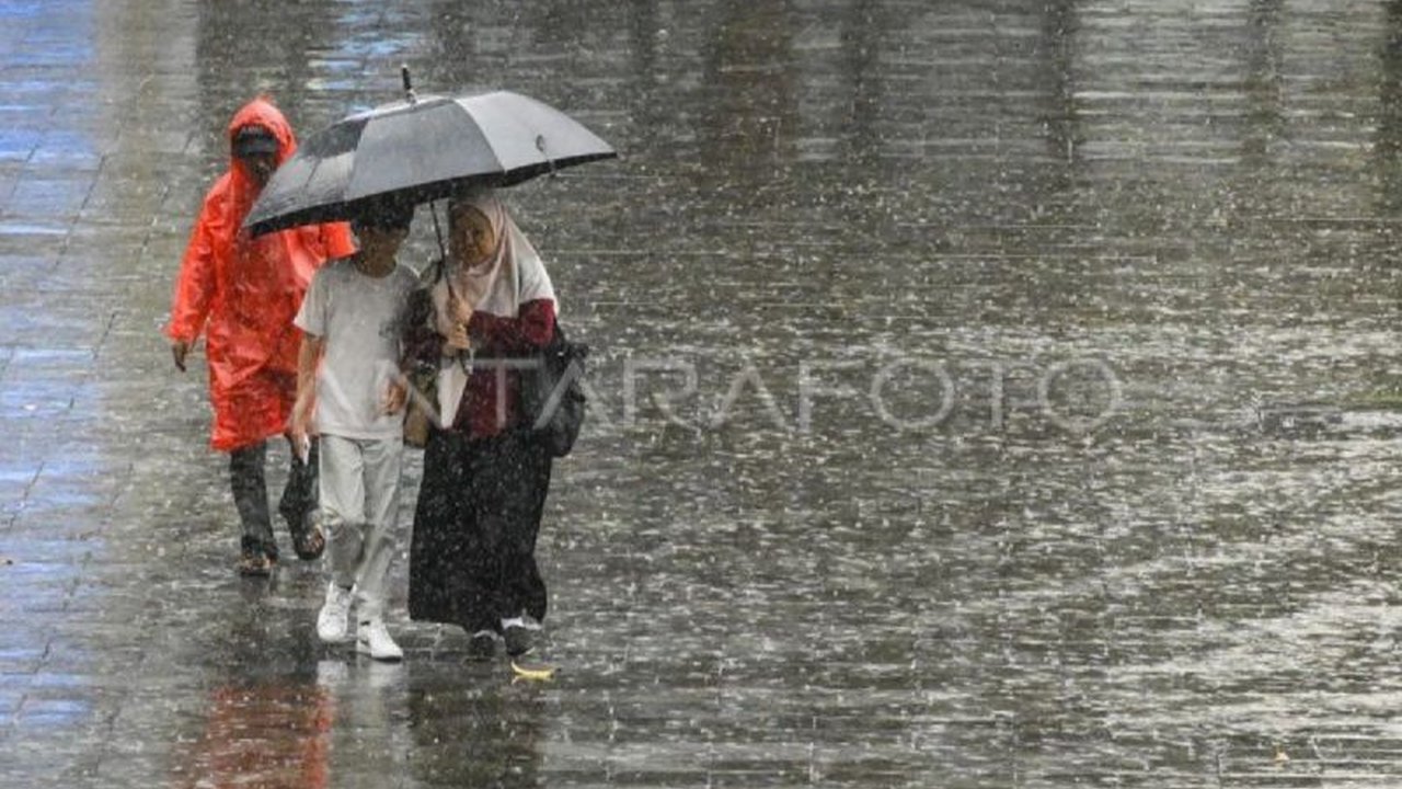 BMKG Medan memperingatkan potensi hujan lebat disertai angin kencang dan banjir di Sumatera Utara pada Minggu, 16 Maret 2025, terutama di kawasan pegunungan dan pesisir.