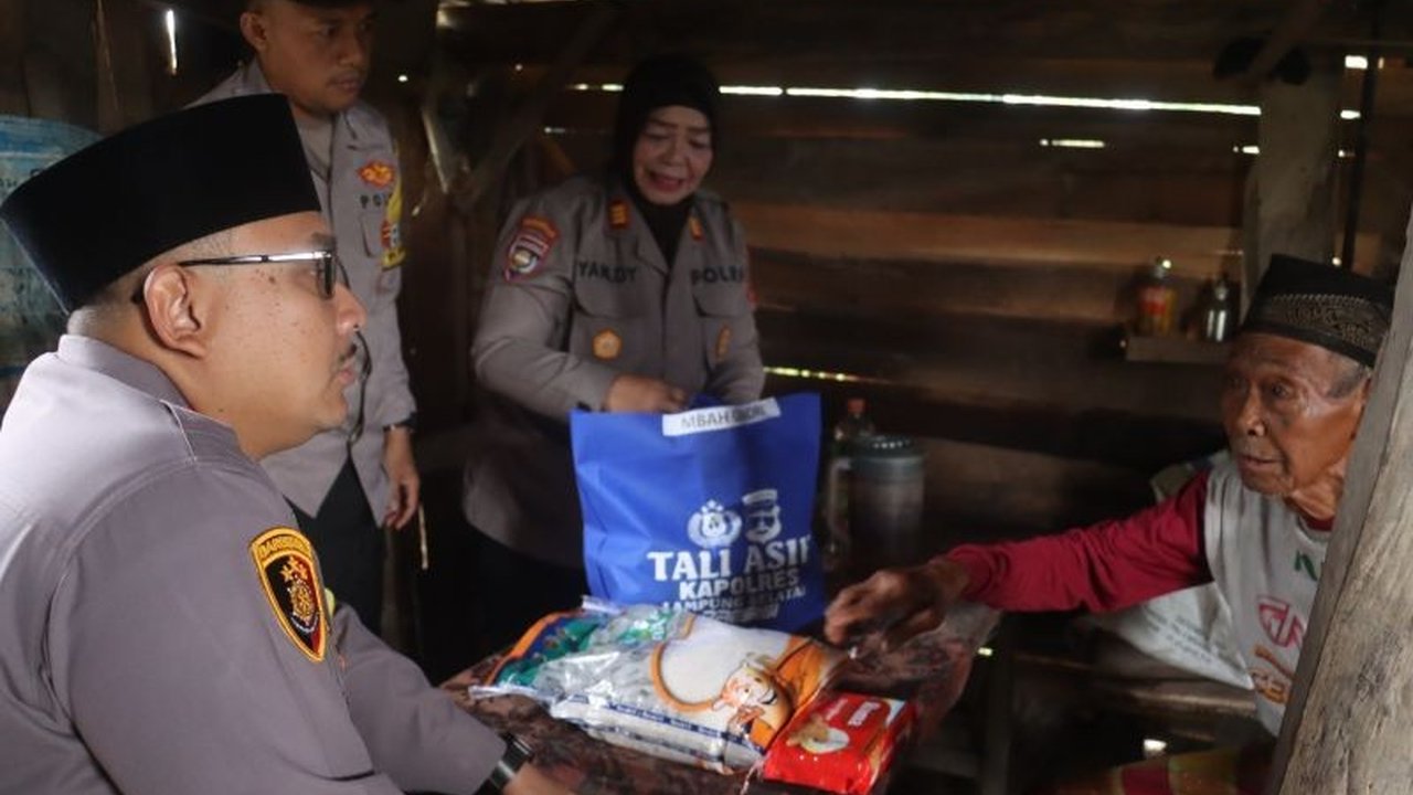 Kepolisian Polres Lampung Selatan memberikan bantuan sosial kepada Kakek Sokim (93), lansia sebatang kara yang tinggal di rumah tidak layak huni di Desa Karangsari.