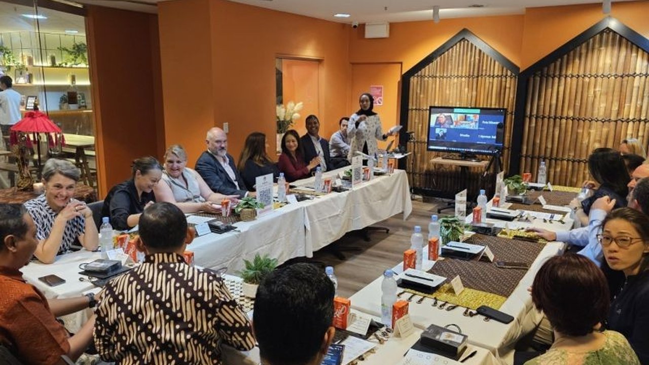 KJRI Sydney menggelar Working Luncheon untuk mempromosikan Bali and Beyond Travel Fair 2025 kepada agen perjalanan Australia, mendorong minat wisata ke berbagai destinasi di Indonesia, termasuk di luar Bali.