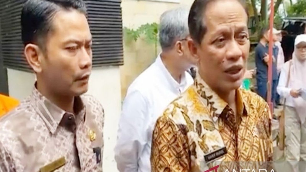 Menteri Lingkungan Hidup masih mengevaluasi TPA Basirih Banjarmasin yang telah disegel akibat pelanggaran pengelolaan sampah, mendorong solusi pengelolaan sampah berkelanjutan di kota tersebut.