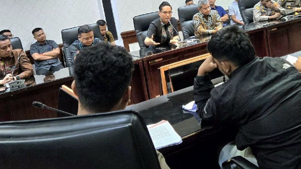 Wali Kota Medan, Rico Tri Putra Bayu Waas, meminta ASN Pemkot Medan untuk mengutamakan produk UMKM lokal menyusul aksi mahasiswa yang menyoroti penggunaan barang branded oleh para pejabat.