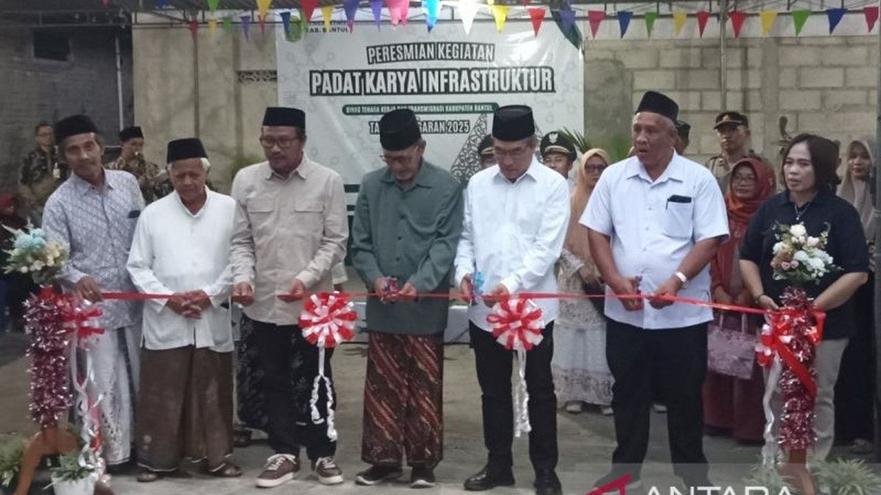 Bupati Bantul resmikan program padat karya infrastruktur APBD 2025 senilai Rp19,5 miliar di 195 lokasi, serap 5000 tenaga kerja dan perbaiki infrastruktur desa.