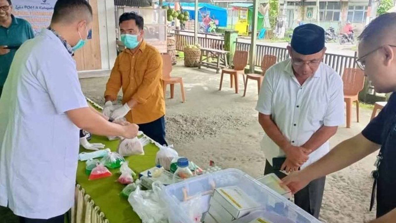 Pemerintah Kabupaten Simeulue memastikan takjil yang dijual pedagang aman dikonsumsi setelah uji sampel oleh BBPOM Banda Aceh menyatakan bebas dari bahan berbahaya.