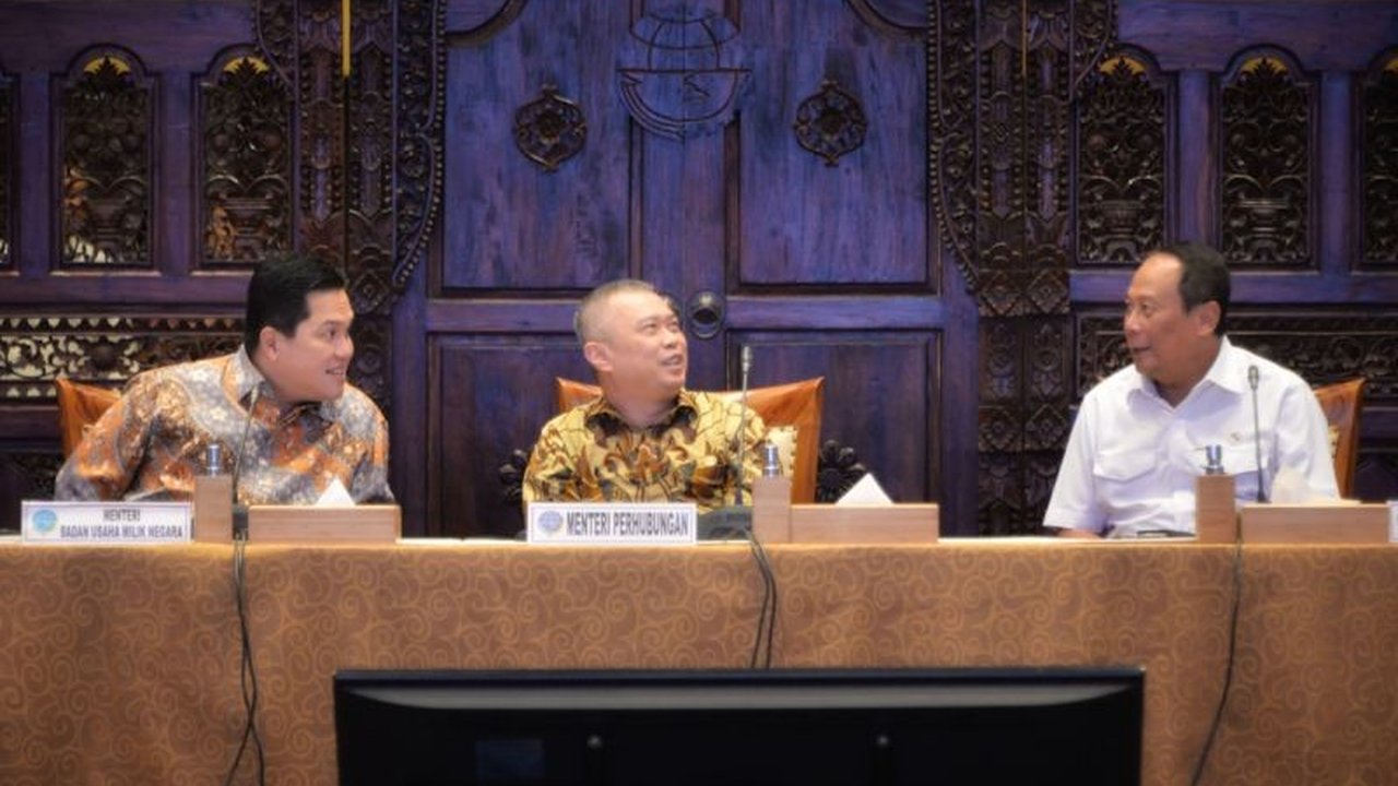 Menteri Perhubungan mendorong sinergi BUMN transportasi guna memastikan keselamatan dan kelancaran arus mudik dan balik Lebaran 2025, dengan fokus pada peningkatan keamanan di semua moda transportasi.