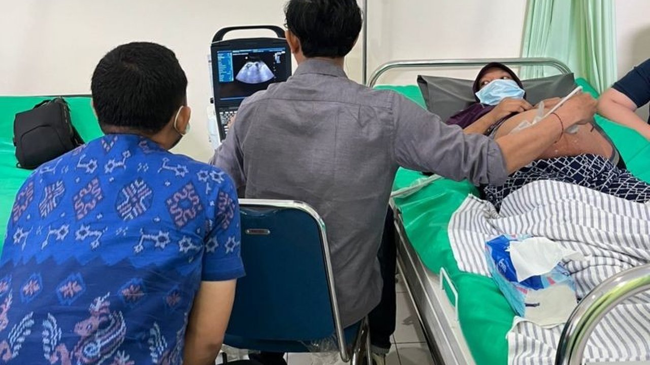 Dinas Kesehatan Buleleng meningkatkan akses pemeriksaan ibu hamil oleh dokter spesialis dan melatih tenaga kesehatan puskesmas untuk deteksi dini risiko kehamilan tinggi.