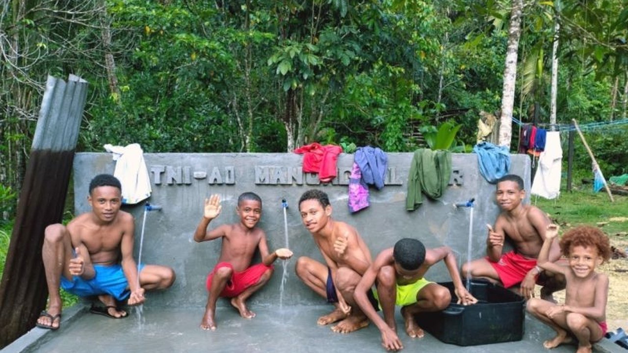 Satgas TNI melalui program TMMD ke-123 berhasil mengalirkan air bersih ke lima titik di Kampung Kbusdori, Kabupaten Biak Numfor, Papua, mengatasi permasalahan air bersih yang telah lama dialami warga.