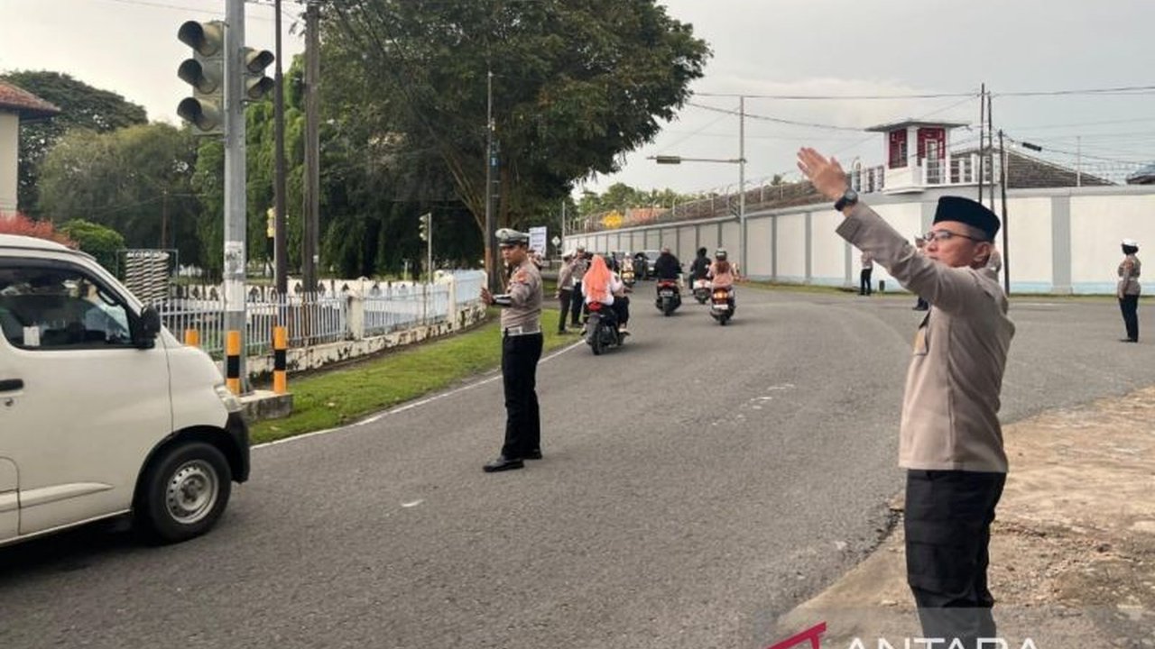 Polres Bangka Barat gencar sosialisasikan tertib berlalu lintas untuk menciptakan mudik lebaran yang aman dan nyaman di Bangka Belitung.