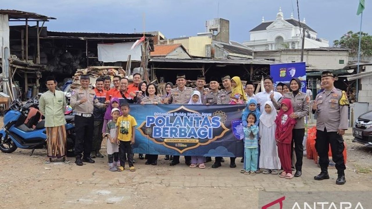 Polda Metro Jaya Bagi Takjil dan Buku Cerita Bersama Komunitas Motor