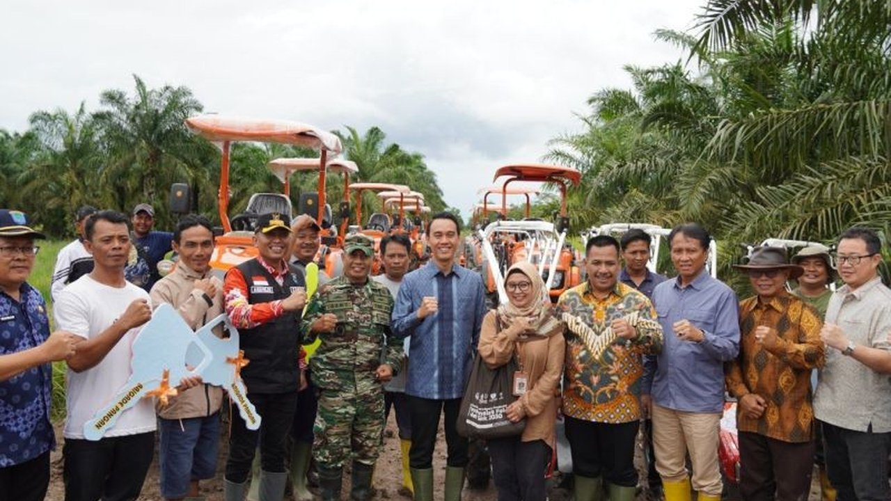 Pemerintah Kabupaten OKI menyalurkan puluhan alsintan dari Kementerian Pertanian kepada Brigade Pangan Air Sugihan untuk meningkatkan produktivitas pertanian dan mendukung swasembada pangan.