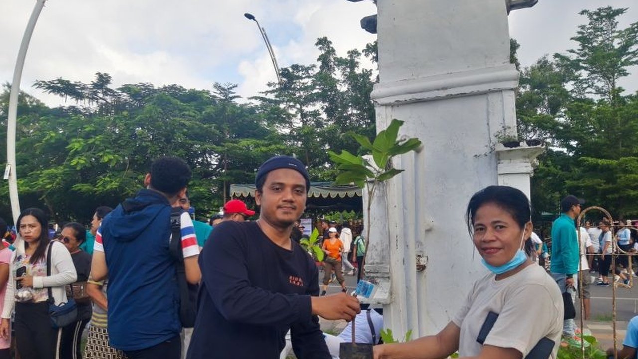 UPT Kemenhut-DLHK NTT bagikan 500 anakan pohon gratis kepada masyarakat dalam rangka menyambut Hari Bakti Rimbawan (HBR) 2025, sekaligus pameran produk hasil hutan bukan kayu.