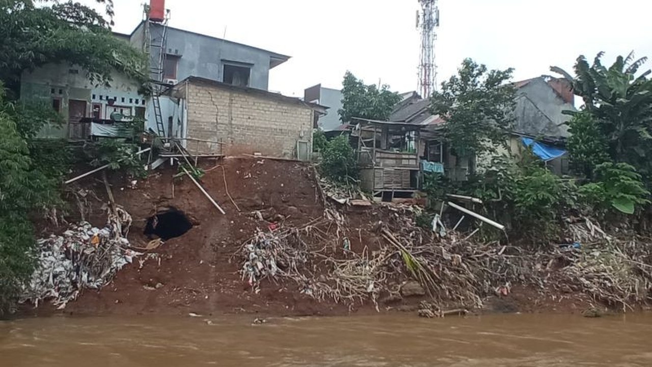 Pemerintah DKI Jakarta dan BBWS Ciliwung-Cisadane berkoordinasi menangani longsor di Srengseng Sawah, Jagakarsa, yang telah berulang kali terjadi sejak 2020 dan mengakibatkan kerugian warga.