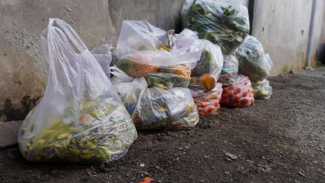 Menteri Lingkungan Hidup RI mengungkapkan bahwa limbah makanan menjadi penyumbang sampah terbesar di Indonesia, mencapai hampir 20 juta ton pada tahun 2024, dan pemerintah tengah gencar melakukan berbagai upaya untuk mengatasinya.