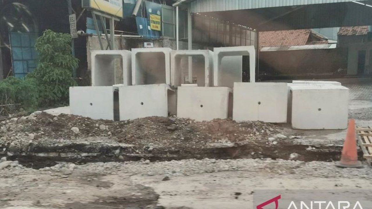 Pemerintah Kabupaten Karawang memperbaiki drainase sepanjang 800 meter di akses gerbang Tol Karawang Timur untuk mencegah kerusakan jalan akibat genangan air.