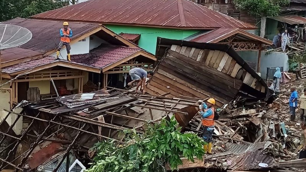 PLN UID Sumatera Utara bergerak cepat memulihkan aliran listrik di Padangsidimpuan pascabanjir yang melanda lima kecamatan, dengan prioritas pada fasilitas vital seperti rumah sakit dan tempat pengungsian.