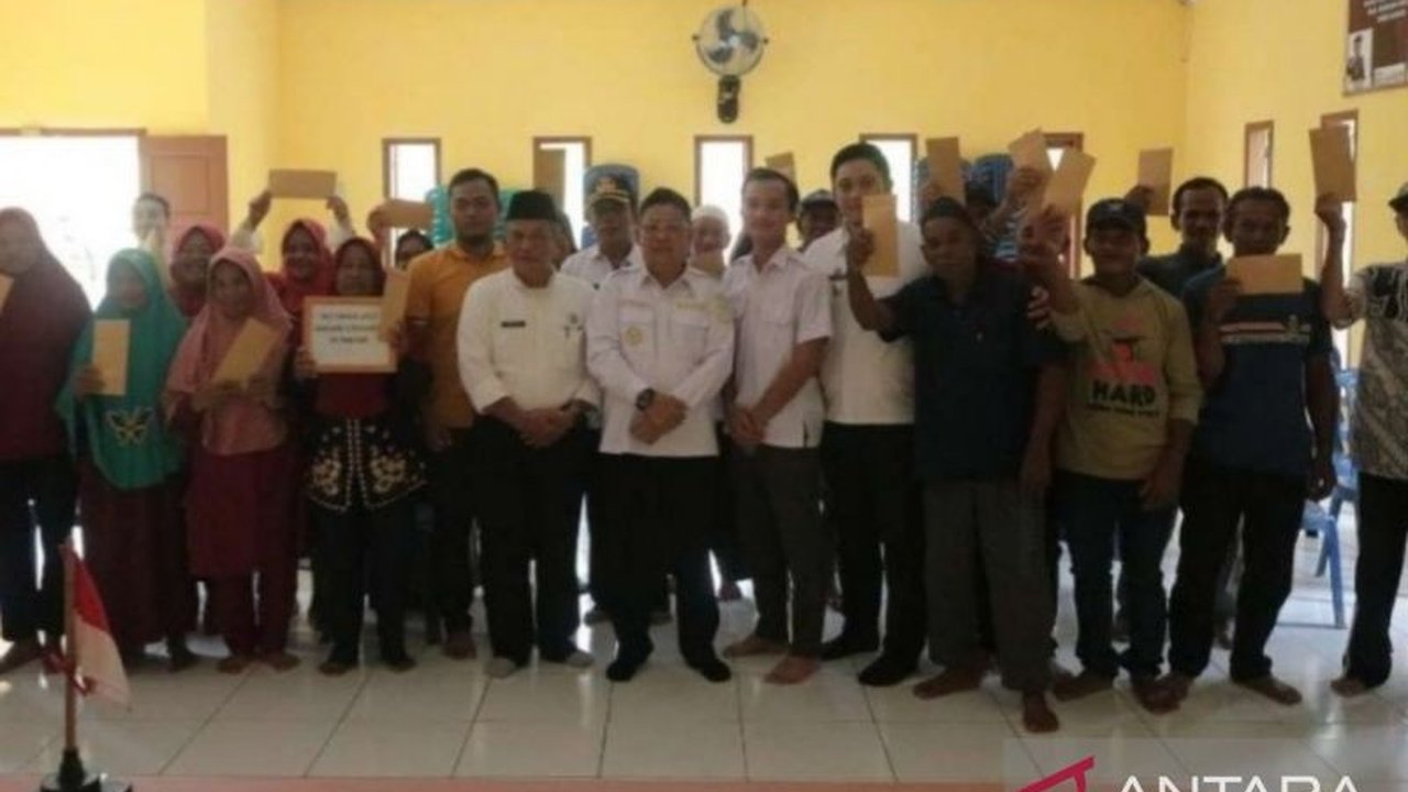 Wakil Bupati Bangka Tengah, Efrianda, menyalurkan Bantuan Langsung Tunai (BLT) sebesar Rp900 ribu kepada 100 Keluarga Penerima Manfaat (KPM) di Kecamatan Sungaiselan untuk tiga bulan, membantu perekonomian masyarakat di bulan Ramadhan.