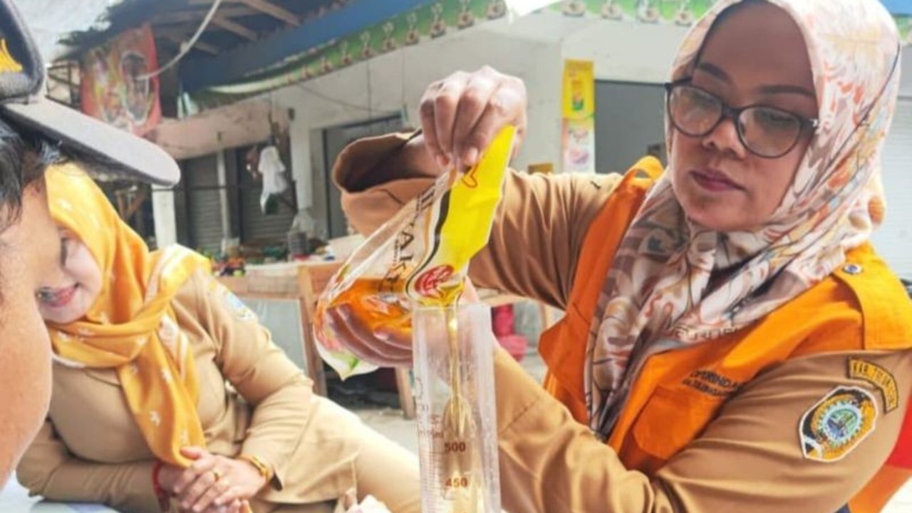 Disperindag Tulungagung melakukan sidak dan memastikan takaran minyak goreng MinyaKita di pasaran sesuai ketentuan, bahkan beberapa sampel ditemukan melebihi takaran.