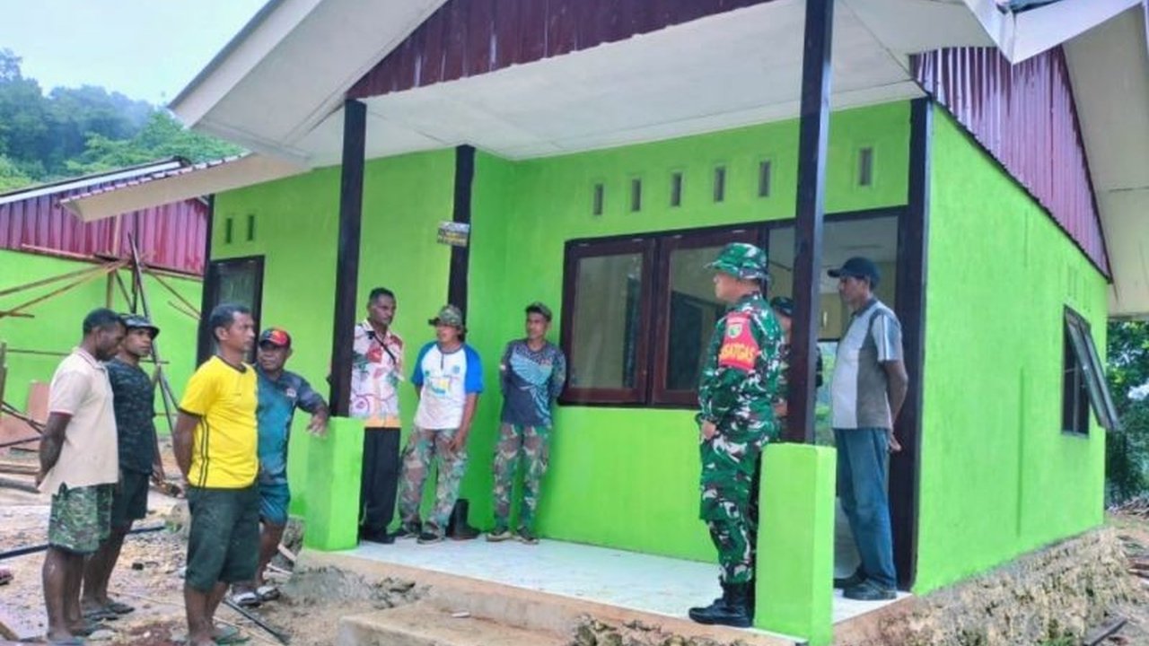 Dandim 1708/BN, Letkol Inf Marsen Sinaga, memastikan 10 rumah yang dibangun dalam program TMMD ke-123 di Kampung Kbusdori, Biak, Papua, telah memenuhi standar dan layak huni, sekaligus memperkuat sinergitas TNI-Rakyat.