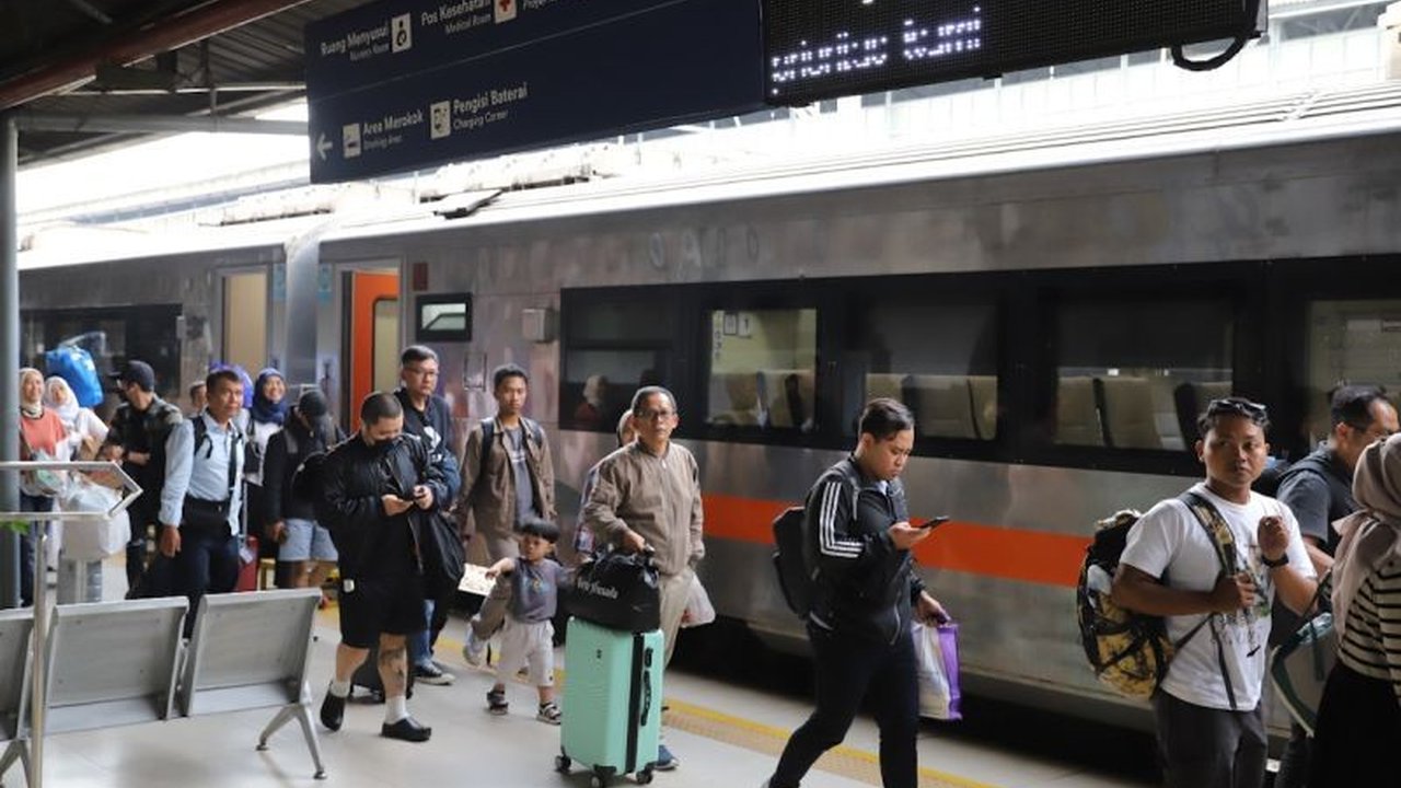 Teknologi pengenalan wajah diterapkan KAI untuk mengatasi antrean panjang penumpang kereta api selama mudik Lebaran 2025, sekaligus mengurangi limbah kertas dan mendukung keberlanjutan lingkungan.