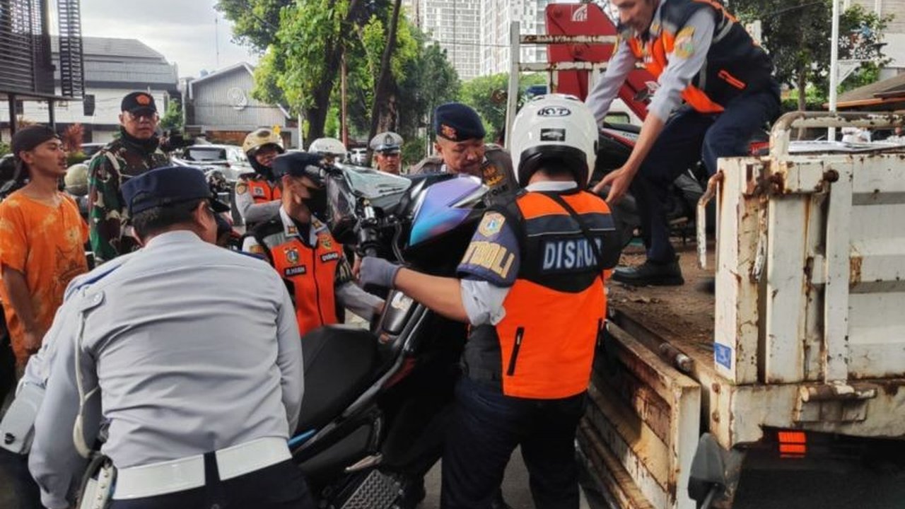 Suku Dinas Perhubungan Jakarta Selatan menertibkan 23 kendaraan yang parkir liar di Jalan Senopati, Jaksel, dalam Operasi Lintas Jaya, melibatkan gabungan petugas Dishub, TNI, dan Polri.