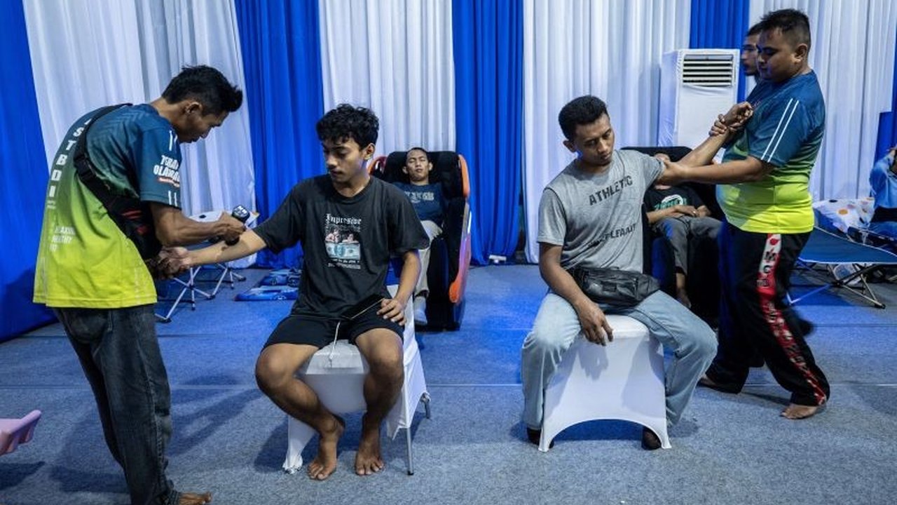 Dokter Spesialis Kedokteran Olahraga membagikan tips menjaga kebugaran tubuh sebelum mudik Lebaran, meliputi pemeriksaan kesehatan, pengaturan pola makan, olahraga, istirahat cukup, dan kesehatan mental.