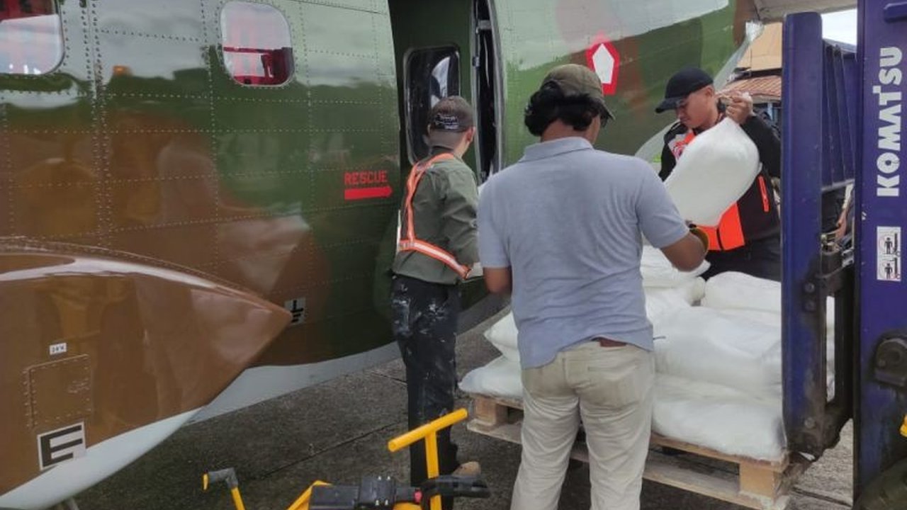 Operasi Modifikasi Cuaca (OMC) di Jakarta telah melakukan tiga sorti penyemaian garam untuk mengantisipasi potensi hujan lebat dan banjir yang diprediksi BMKG pada 16-18 Maret 2025.