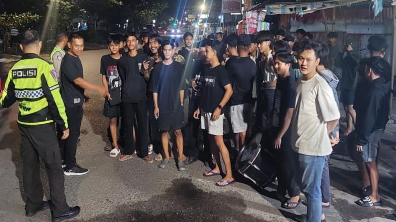 Polsek Banjarmasin Timur dengan sigap membubarkan kelompok remaja yang meresahkan warga saat sahur berkat laporan melalui layanan 110, menunjukkan komitmen menjaga keamanan dan ketertiban selama Ramadhan.