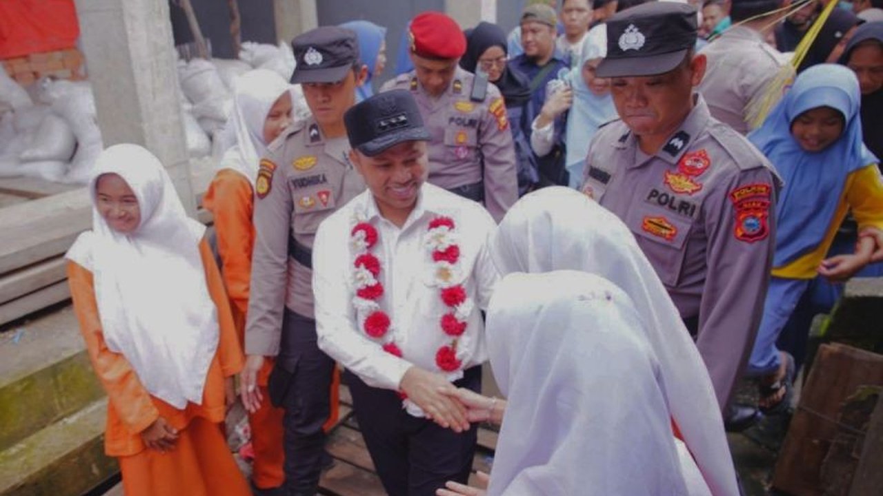 Gubernur Riau, Abdul Wahid, menyalurkan bantuan ratusan juta rupiah untuk pembangunan rumah ibadah dan santunan masyarakat kurang mampu selama Ramadhan 2025 di Kabupaten Indragiri Hilir.