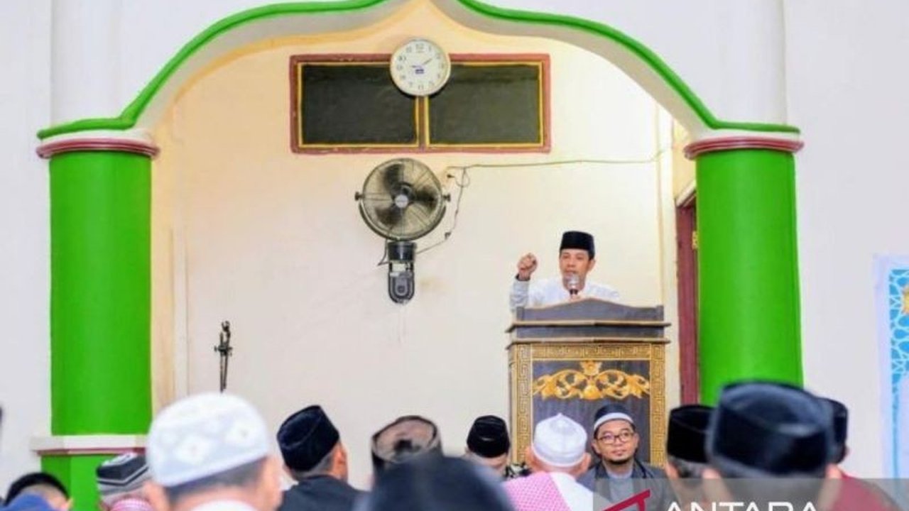 Bupati Dompu, Bambang Firdaus, mengingatkan camat dan kepala desa agar bijak dalam menggunakan Alokasi Dana Desa (ADD) untuk pembangunan dan kesejahteraan masyarakat serta mewujudkan visi 'Dompu MAJU'.