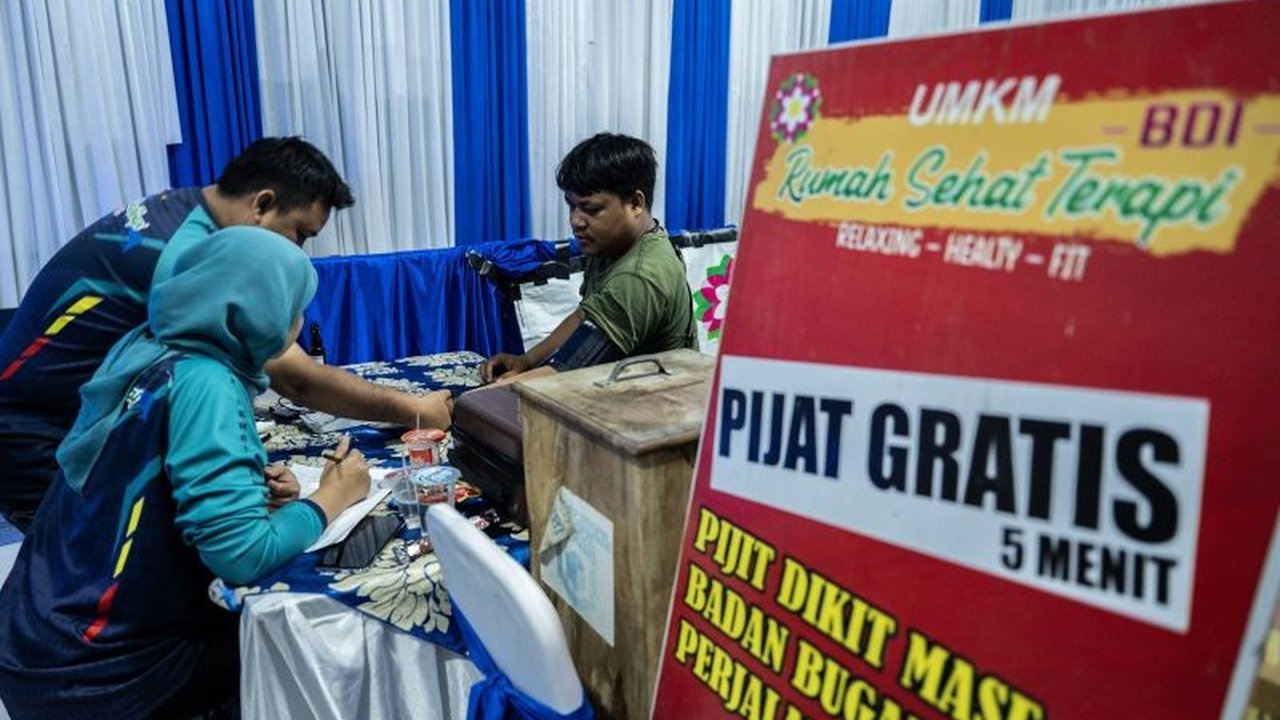 Tips menjaga kebugaran tubuh selama perjalanan mudik panjang: istirahat berkala setiap 2-4 jam dan peregangan otot untuk mencegah pegal linu.