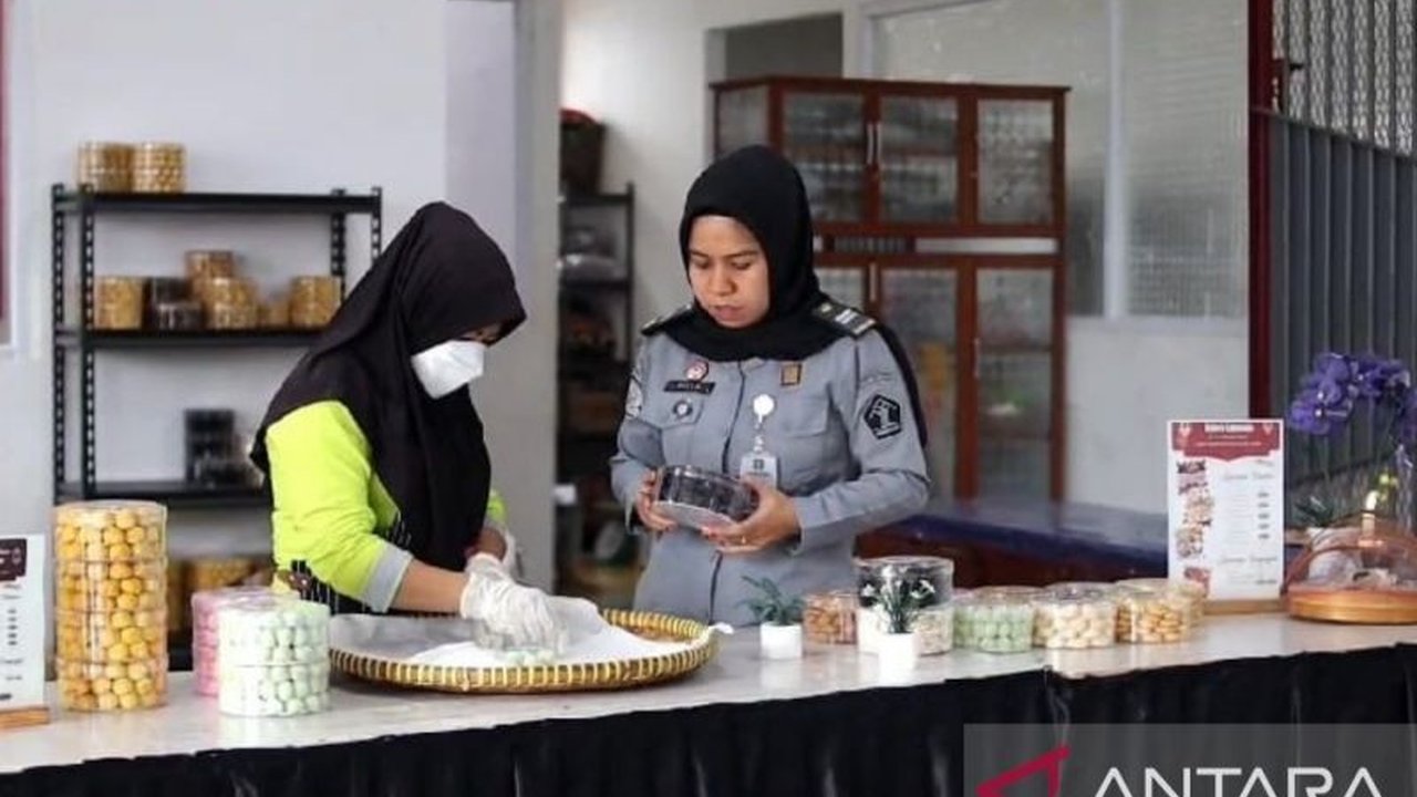 Warga binaan Lapas Perempuan Jambi memanfaatkan bulan Ramadhan dengan menerima pesanan kue kering Lebaran, meningkatkan keterampilan, dan mendapatkan penghasilan tambahan.