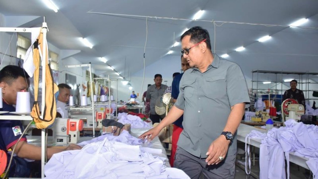 60 Narapidana Lapas Kelas I Makassar sukses produksi 1.400 seragam mahasiswa Universitas Mega Rezky melalui program pembinaan kemandirian, bukti nyata kontribusi positif dalam proses reintegrasi sosial.