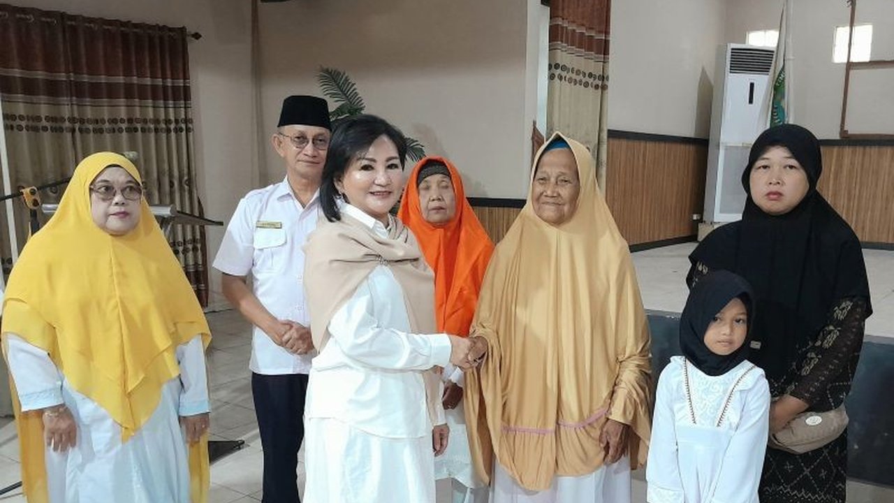 Pemerintah Kabupaten Belitung Timur, melalui Majelis Taklim Nurul Jannah, menyalurkan 346 paket sembako kepada anak yatim, janda, dan lansia dalam rangka membantu warga kurang mampu selama Ramadhan.