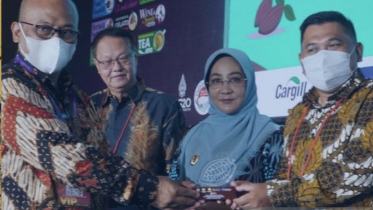 Pemkab Berau dan Yayasan Konservasi Alam Nusantara (YKAN) berkolaborasi meningkatkan mutu kakao di Kampung Merasa, Berau, hingga mampu menembus pasar premium internasional.