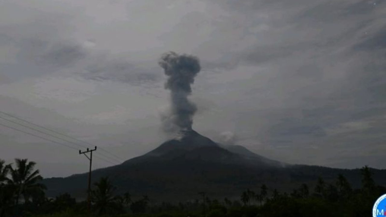 Gunung Lewotobi Laki-laki di Flores Timur, NTT, erupsi lima kali dalam enam jam pada Sabtu, 15 Maret 2024, dengan tinggi letusan mencapai 2000 meter; warga diimbau waspada dan menjauhi radius bahaya.