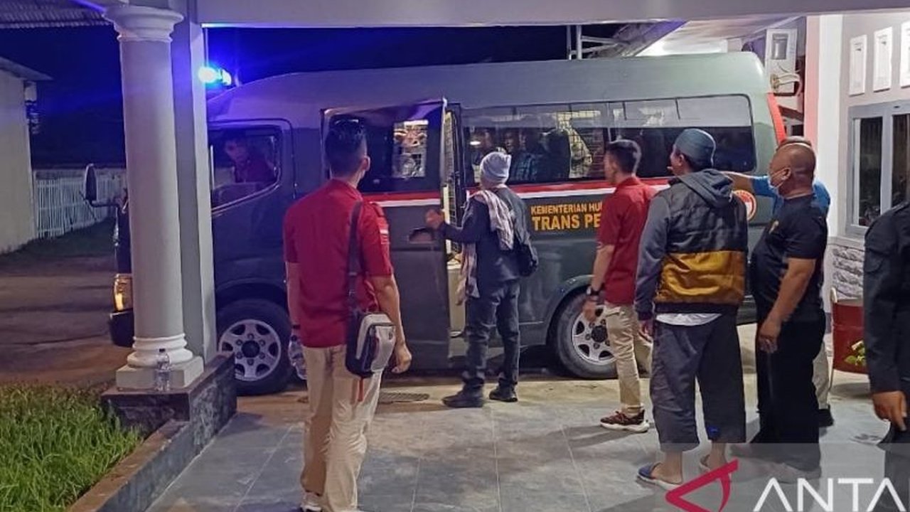 Sebanyak 15 narapidana dipindahkan dari Lapas Gorontalo ke Lapas Boalemo dan Pohuwato untuk mengurangi kelebihan kapasitas dan meningkatkan kondisi Lapas yang lebih kondusif.