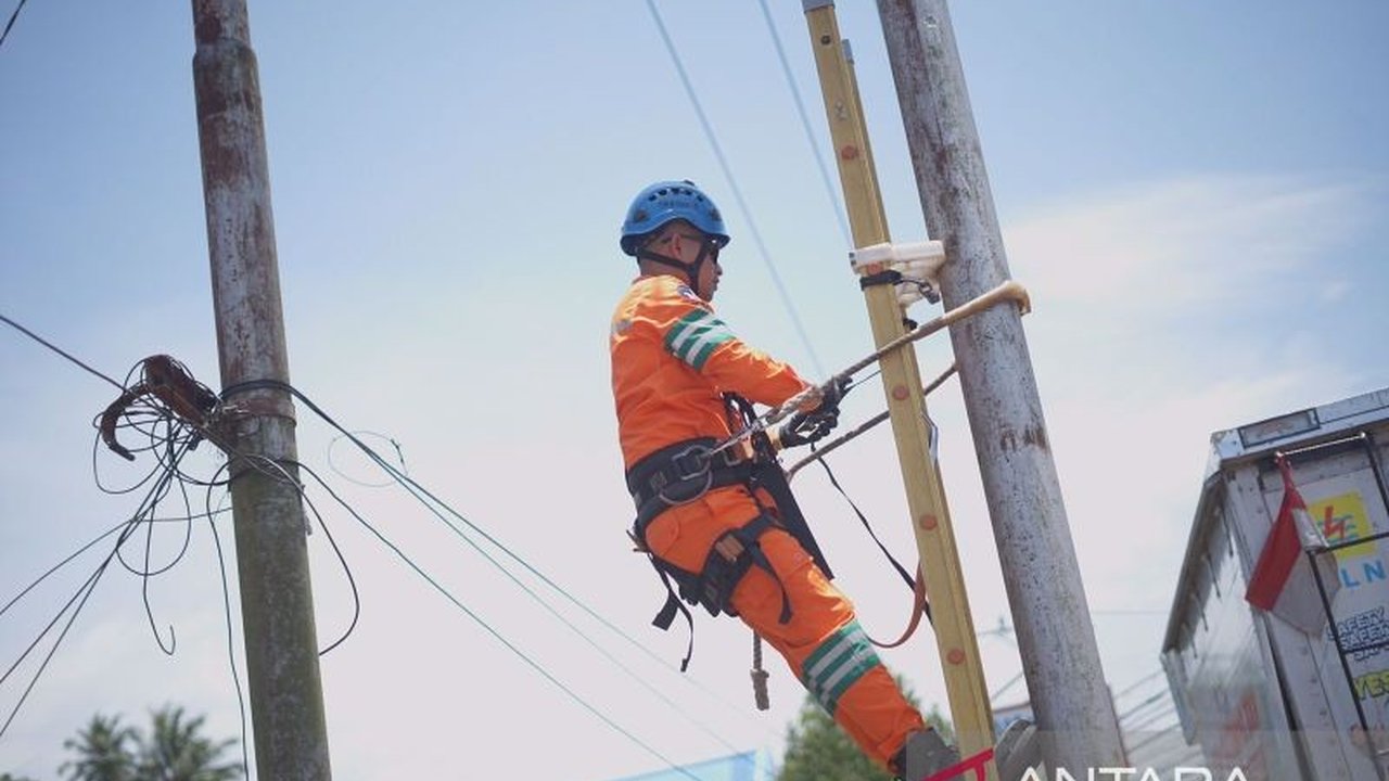 PLN Unit Induk Distribusi Suluttenggo memastikan keandalan pasokan listrik selama Ramadhan dan Idul Fitri 1444 H dengan menyiapkan tim siaga 24 jam serta mendorong transisi energi bersih melalui ekosistem kendaraan listrik.
