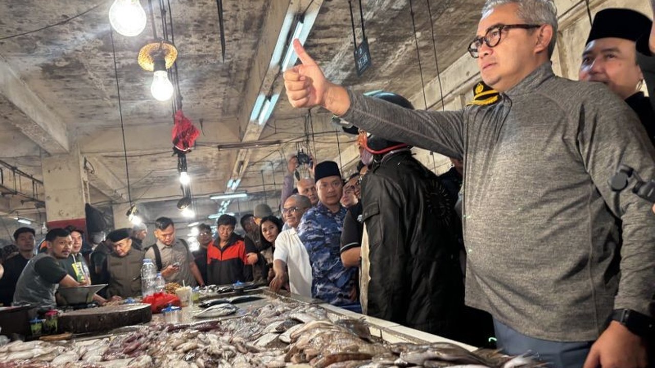 Pemerintah Kota Bandung gencar mengawasi distribusi bahan pangan untuk mencegah lonjakan harga menjelang Lebaran 2025, khususnya di Pasar Ciroyom yang menjadi pusat perbelanjaan tersibuk.