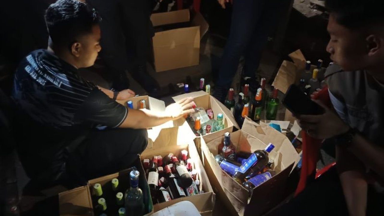 Polrestabes Semarang merespon keluhan warga terkait maraknya minuman beralkohol selama Ramadhan dengan menggelar razia dan menyita ratusan botol minuman keras berbagai jenis.