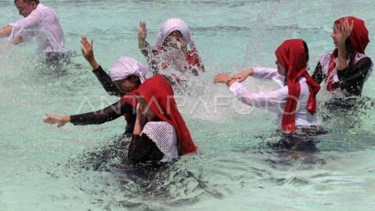 Tradisi Blangikhan di Lampung, mandi bersama di sungai untuk menyucikan diri jelang Ramadhan, dijaga dan dilestarikan sebagai warisan budaya sekaligus potensi wisata.