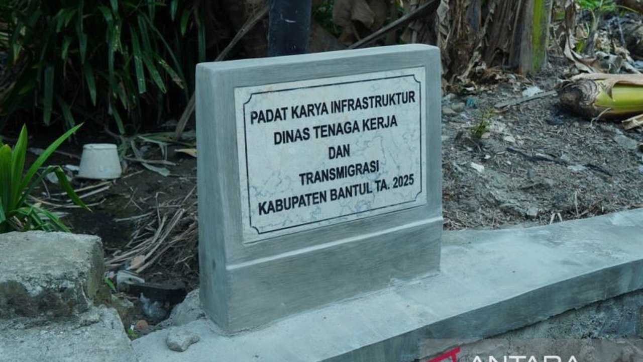 Program padat karya infrastruktur di Bantul, DIY, sukses serap lebih dari 5.000 tenaga kerja lokal dan bangun 195 sarana perdesaan berkualitas tinggi dengan anggaran Rp100 juta per lokasi.