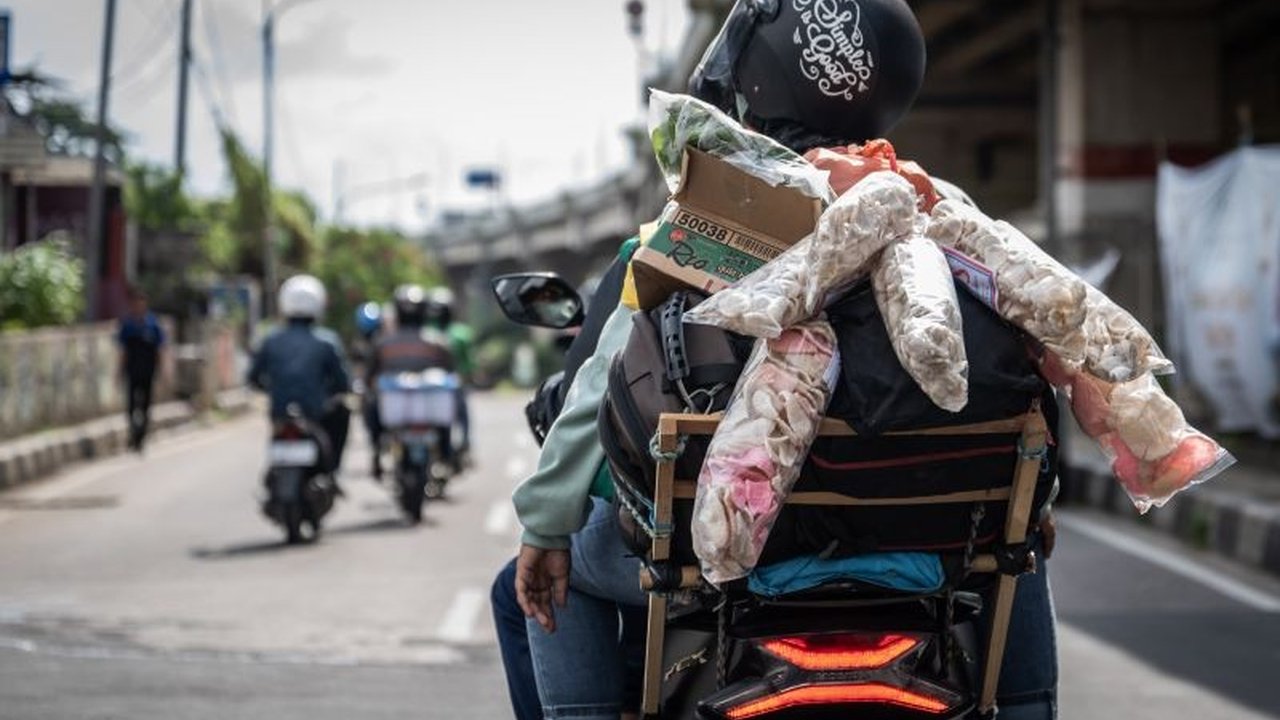 Tips memilih dan memasang boks tambahan pada motor untuk mudik Lebaran agar perjalanan aman dan nyaman, serta memperhatikan keamanan dan kenyamanan berkendara.