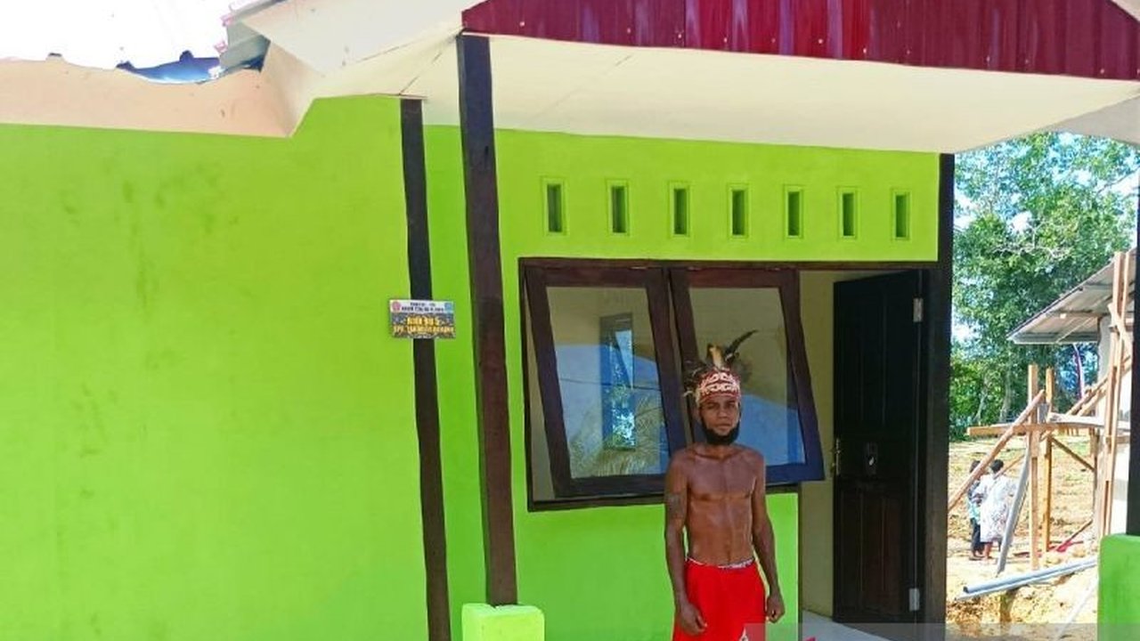 Program TMMD ke-123 di Biak Numfor, Papua, telah berhasil membangun 10 rumah layak huni bagi warga asli Papua (OAP), mewujudkan impian mereka akan tempat tinggal yang layak.