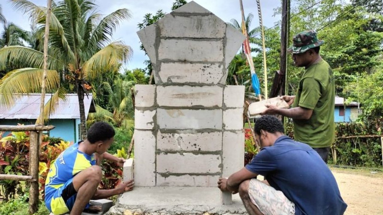 Satgas TNI membangun tugu TMMD di Kampung Kbusdori, Biak Numfor, Papua, sebagai simbol kebersamaan dan gotong royong dalam program TMMD ke-123.
