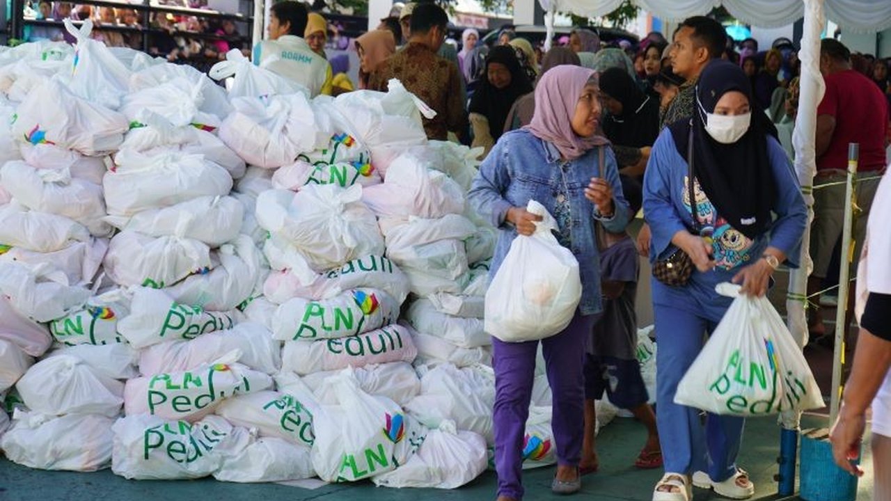 PT PLN UIW MMU menggelar pasar murah 'Terang Berkah Ramadhan' di Ternate, Maluku Utara, dengan 1000 paket sembako terjual habis dan membantu meringankan beban masyarakat selama Ramadhan.