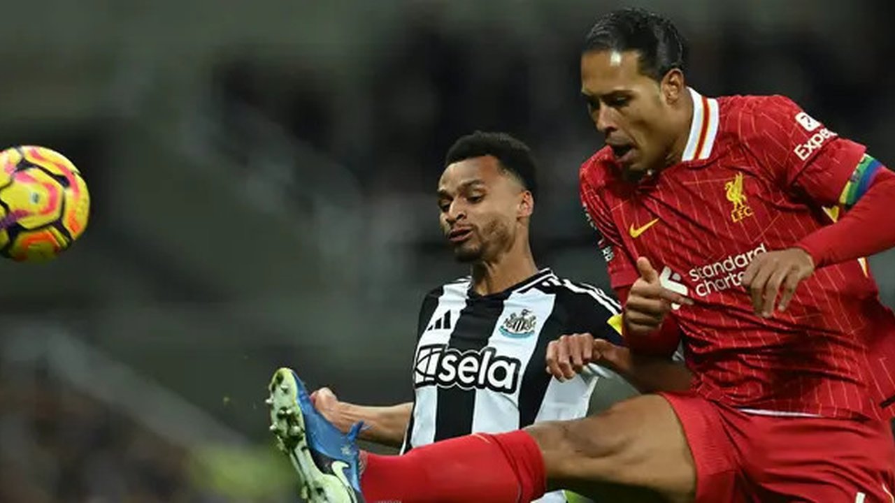 Bek Liverpool, Virgil van Dijk (kanan) berebut bola dengan gelandang Newcastle United Jacob Murphy saat pertandingan Liga Premier Inggris 2024/2025 di St James Park, Newcastle, Inggris pada R