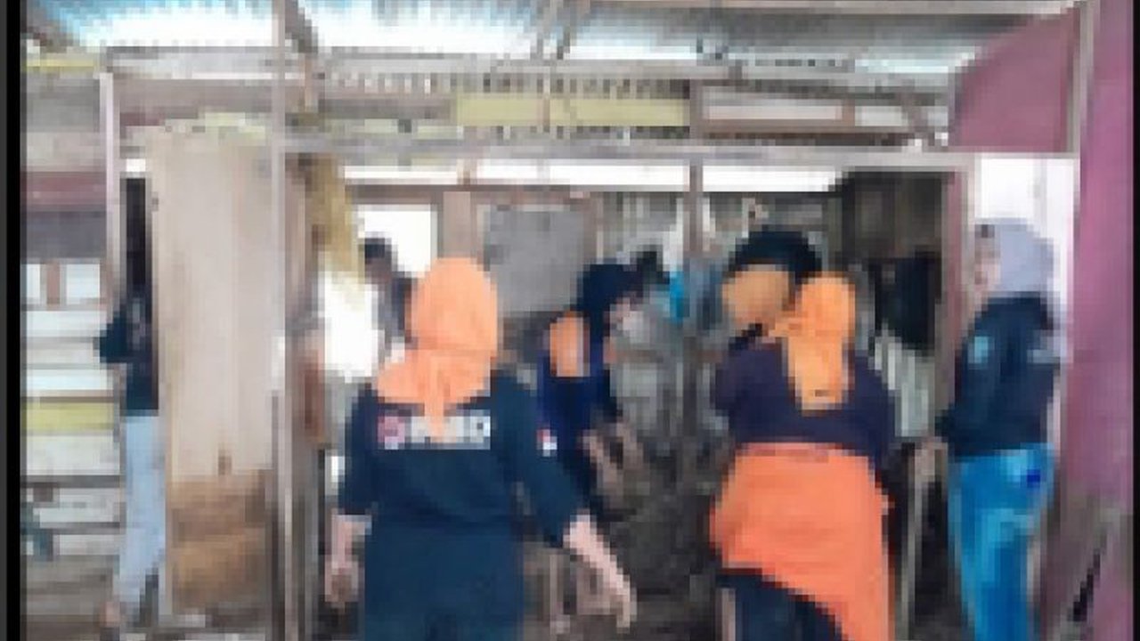 Banjir dan tanah longsor menerjang Padangsidimpuan, menyebabkan 711 jiwa mengungsi, satu korban meninggal, dan dua lainnya masih hilang.