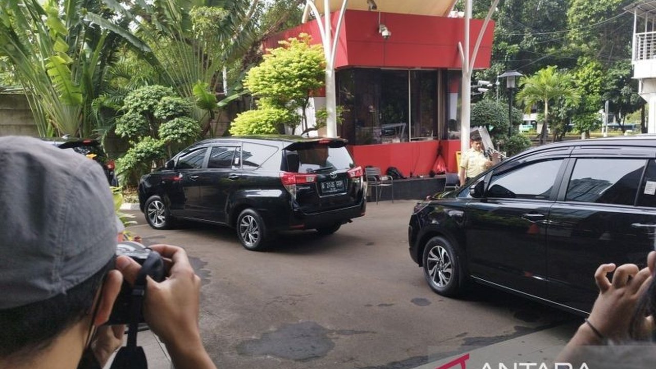 KPK mengamankan Rp2,6 miliar dalam OTT di OKU Sumsel, melibatkan Kepala Dinas PUPR dan tiga anggota DPRD yang diduga terkait suap proyek.