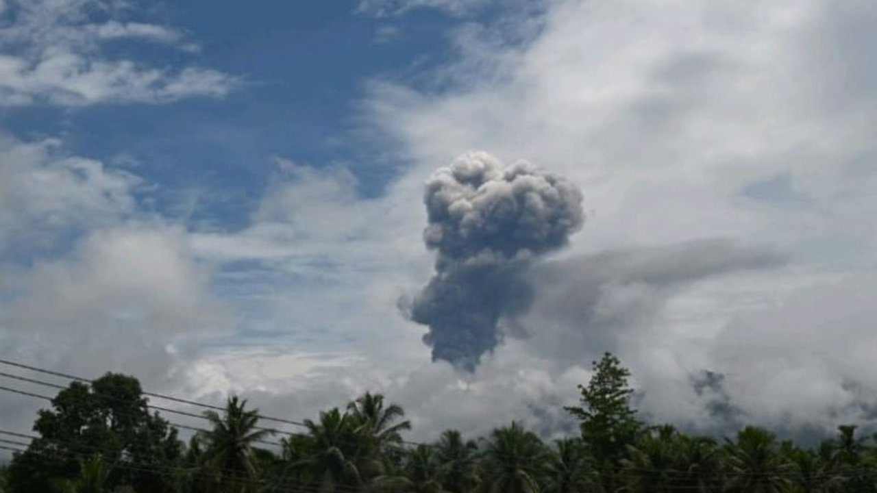 Gunung Dukono di Halmahera Utara, Maluku Utara, erupsi pada Minggu, 16 Maret 2024, menyemburkan abu vulkanik setinggi 3000 meter; masyarakat diimbau waspada dan menghindari radius 4 kilometer dari kawah.